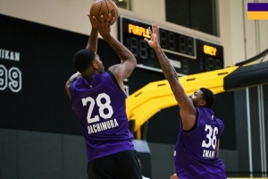 湖人官方晒训练照：斯玛特防八村中投 里夫斯顶防斯玛特