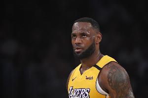 杨毅：若老詹低价续湖人 湖人说不定把他交易到哪队 真送他去游牧