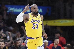 杨毅：明年詹姆斯要还想赖在洛杉矶 湖人可能就给他开个800万