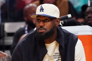 队记：湖人对詹姆斯的伤情仅是轻微担忧 他本就计划缓慢提升状态