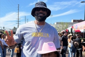 慈世平晒参加湖人亲子活动：感谢东契奇和詹姆斯与我孙女合影