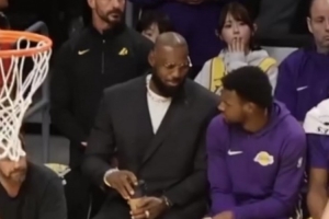 又见湖三崩！湖人记者发推：早日康复吧，老詹