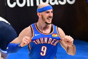 湖媒：卡鲁索有2个总冠军了 忘不了湖人怎么选了霍顿-塔克而非你