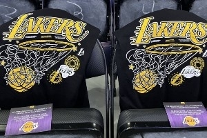 湖人在每个座位放置揭幕之夜定制T恤 背部印有新赛季所有赛程！