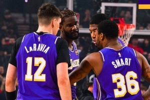 湖人官方晒赢球海报：背靠背的比赛 背靠背的胜利