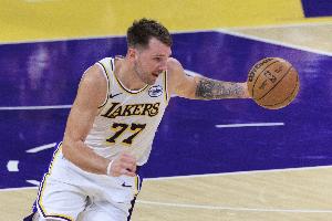 强！东契奇是湖人队史首个单场至少35分10助攻5抢断的球员