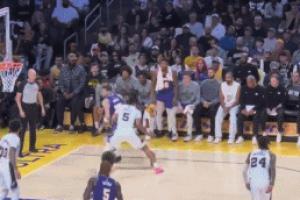 天外飞仙！绝了！东契奇被包夹脑后妙传 八村塁三分湖人反超马刺