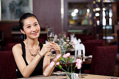 红臀女校被百合打屁股｜红臀女校打屁股事件：教育惩罚边界引热议，校园和谐之道待探索-1