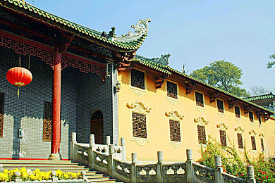 女同学裸体趴下光屁股｜某中学惊现裸体趴下事件，校园安全警钟长鸣引社会关注-3