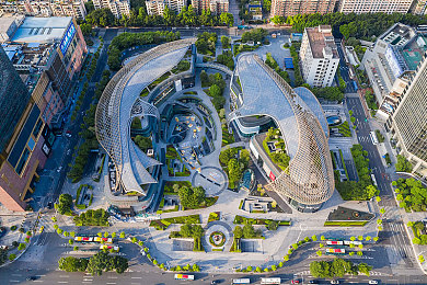 帅小伙被农民工狂c｜农民工街头“狂C”帅小伙，城市文明冲突引热议