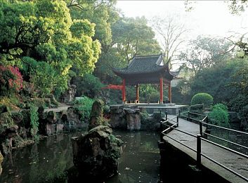 公交车上他扒了裙子让我进去｜都市公交迷途，少女探险解谜之旅