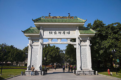 商务旅行戴帽子的女老板出行经典｜时尚帽韵，女老板商务旅行的个性宣言-4