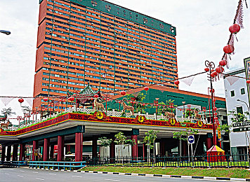 老师让同学一起脱裤子打屁股｜“惩教失当，体罚成灾：校园暴力事件再掀教育反思潮”