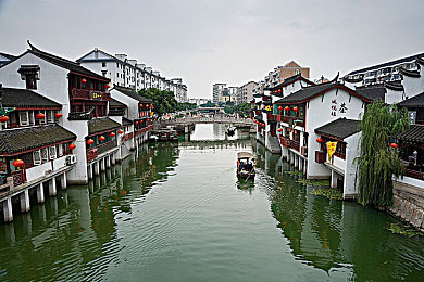 王氏寺庙避雨1~6章内容概括｜暴雨邂逅神秘宝藏，王氏寺庙避雨揭开家族兴衰之谜-2