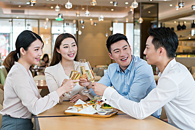 丁字裤被伴郎摸出水了｜婚礼尴尬事件：伴郎摸出新娘丁字裤引热议，婚礼习俗需反思-3